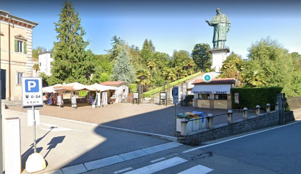 Arona (Novara) – Piazzale San Carlo 22 – Parcheggio Camper