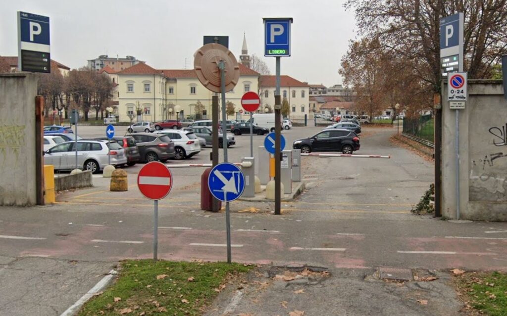 Novara (NO) – Viale Giuseppe Verdi – Parcheggio Pubblico