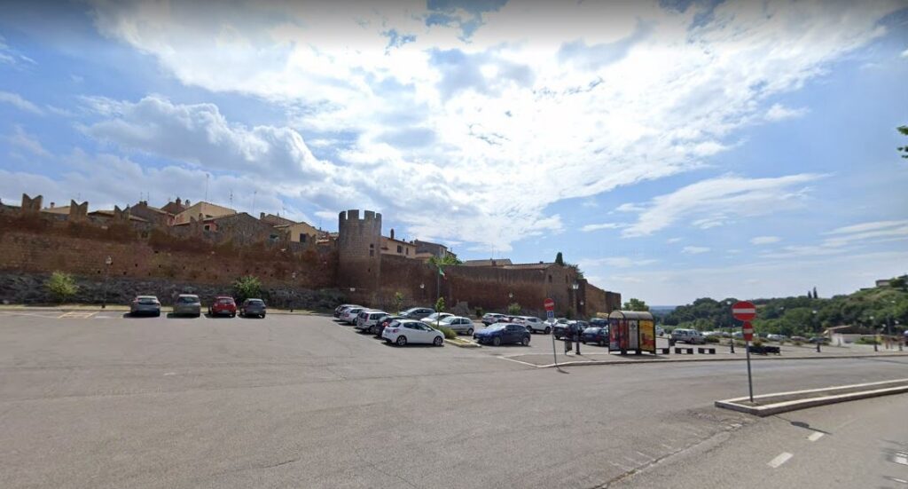 Tuscania (Viterbo) – Piazza dei Bersaglieri – Parcheggio Camper