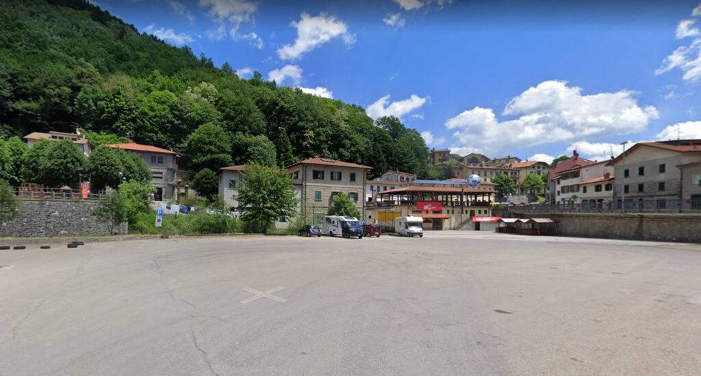 Poppi (Arezzo) – Piazza del Mercato – Parcheggio Camper